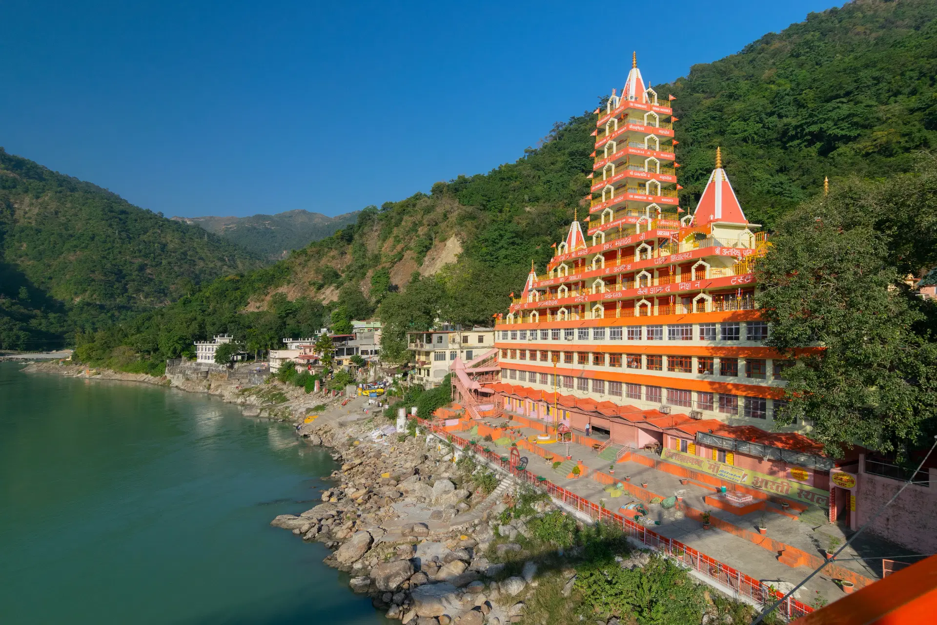 U Gangy v Rishikesh podzim